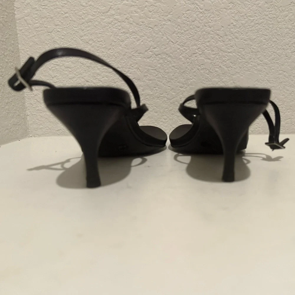TORY BURCH Emmy Black Leather T-Strap Thong Sandals Kitten Heel Medallion Sz 9.5